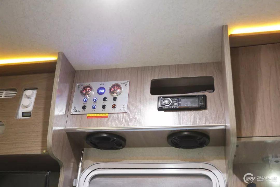 【实拍评测】29.98万元买辆C型房车 2张大床 配置也不少