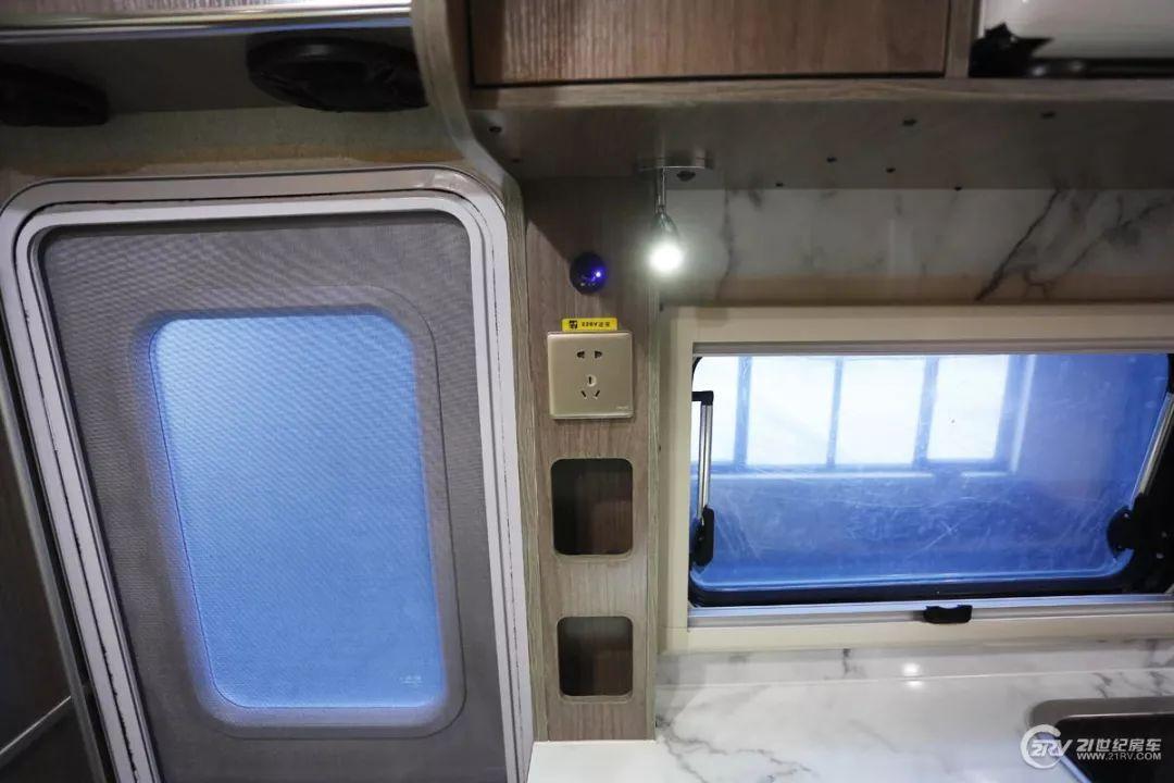 【实拍评测】29.98万元买辆C型房车 2张大床 配置也不少