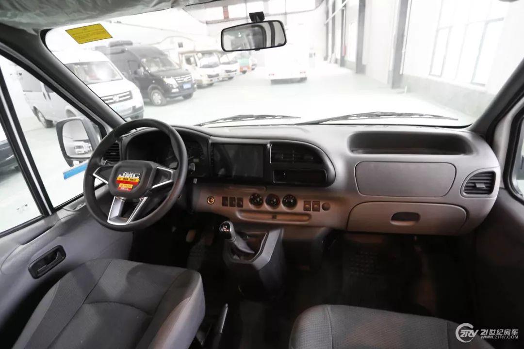 【实拍评测】29.98万元买辆C型房车 2张大床 配置也不少