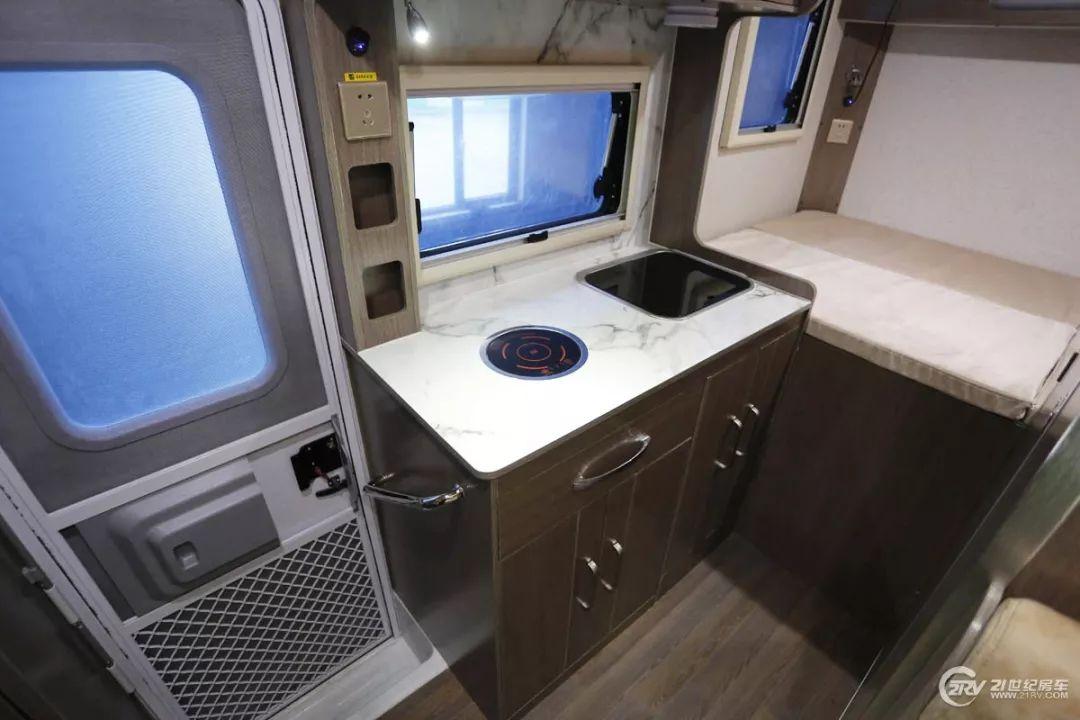 【实拍评测】29.98万元买辆C型房车 2张大床 配置也不少