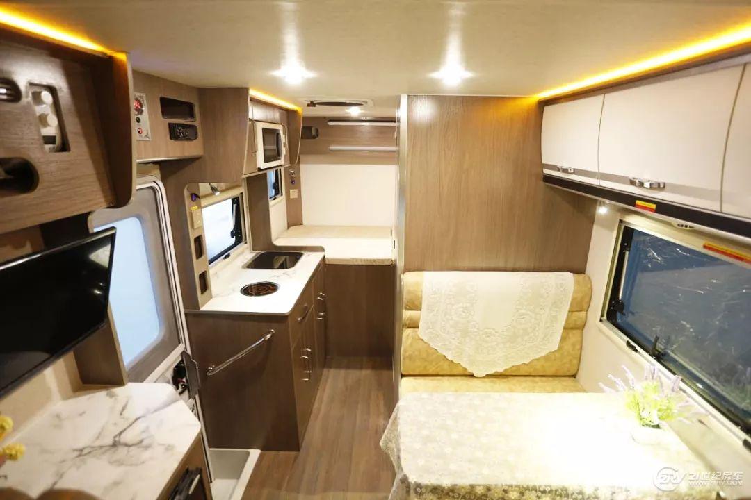 【实拍评测】29.98万元买辆C型房车 2张大床 配置也不少