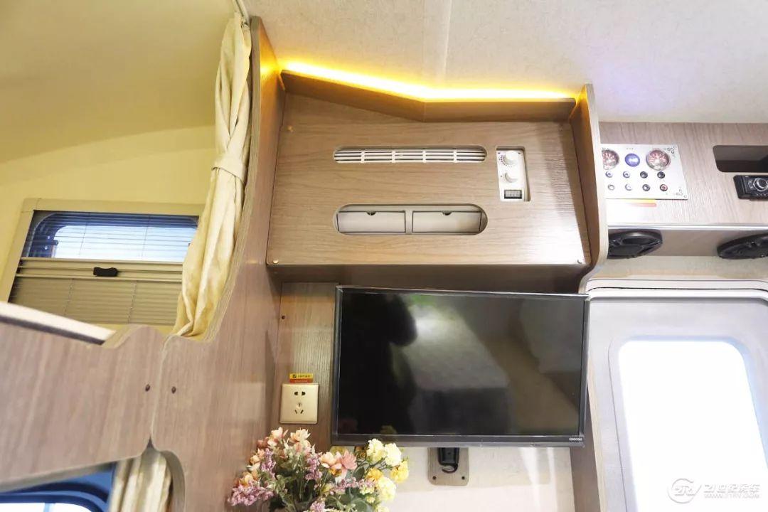 【实拍评测】29.98万元买辆C型房车 2张大床 配置也不少