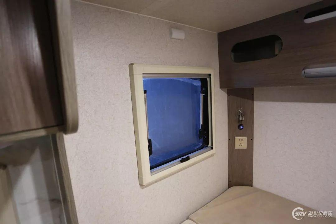 【实拍评测】29.98万元买辆C型房车 2张大床 配置也不少