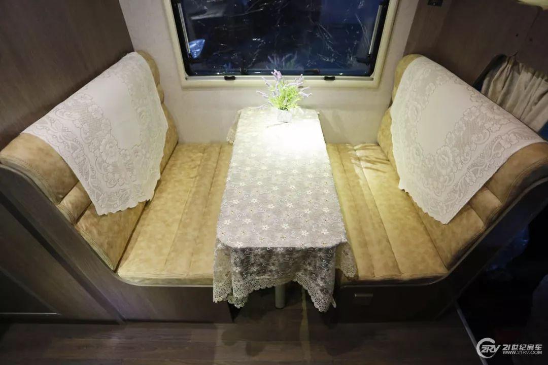 【实拍评测】29.98万元买辆C型房车 2张大床 配置也不少