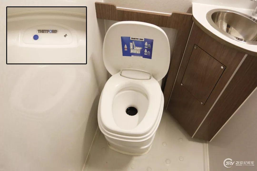 【实拍评测】29.98万元买辆C型房车 2张大床 配置也不少