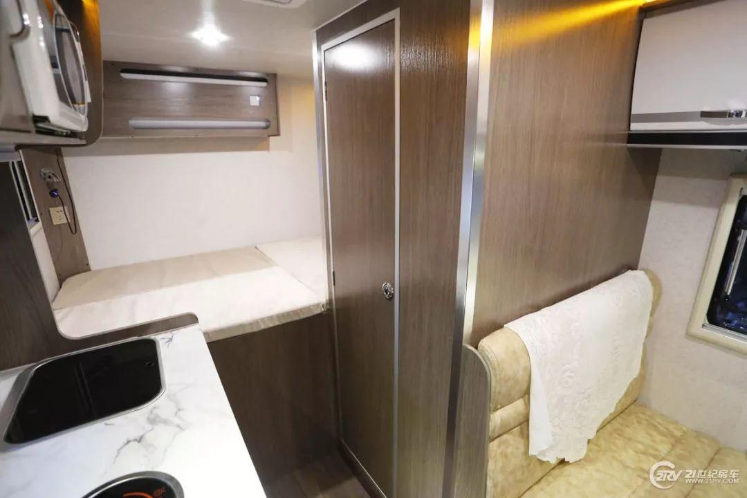 【实拍评测】29.98万元买辆C型房车 2张大床 配置也不少