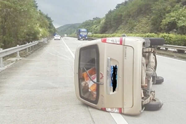 二手面包车换个车门要5万，保险公司：给你3千