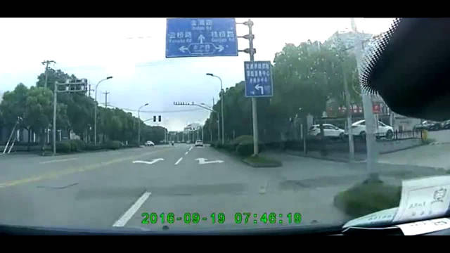 电动车这样窜出来，交警都无能为力