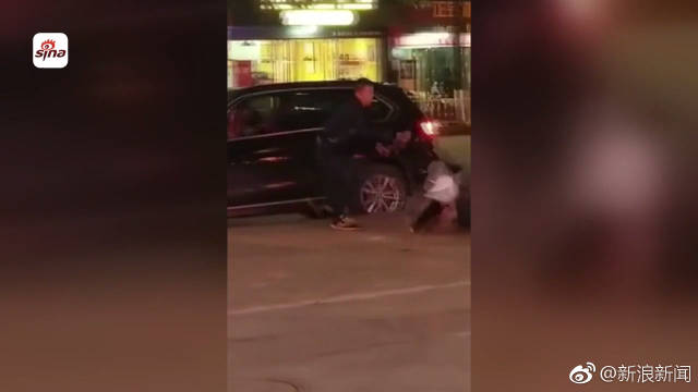 因停车费起争执