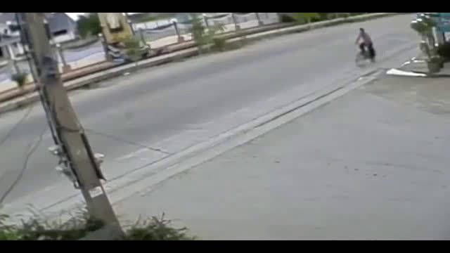 街头监控拍下大卡车前轮脱落瞬间，淡定自行车小伙捡条命!