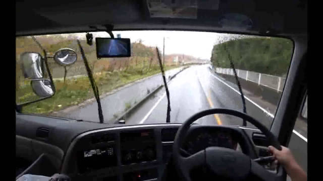 驾驶室实拍：日本司机驾驶卡车行驶在公路上