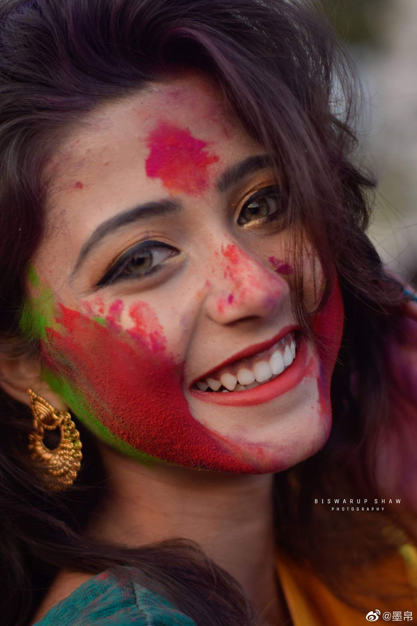 印度多地庆祝胡里节 现场成彩色粉末海洋