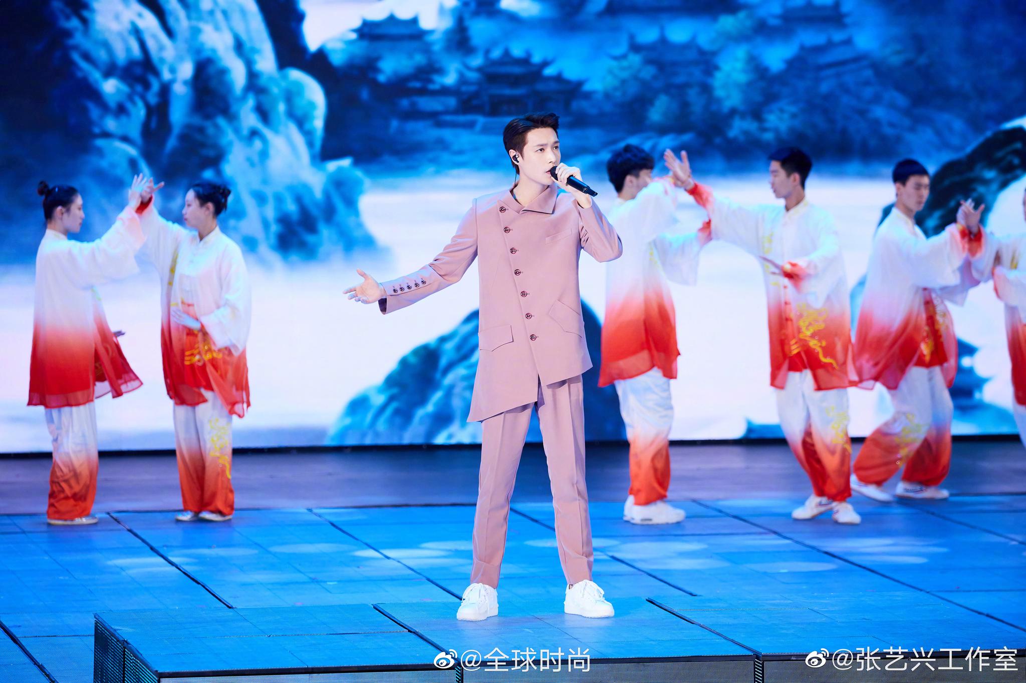 连续三年登上央视五四晚会Ⅰ《中国功夫》《沧海一声笑》与rap的舞台