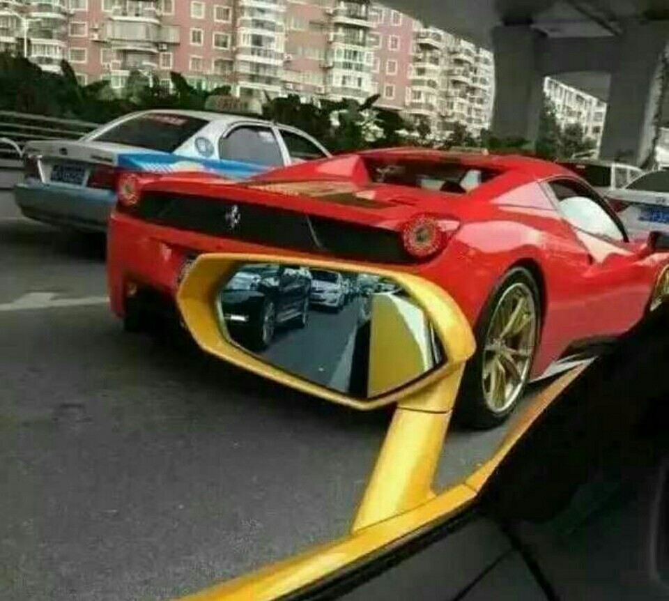 最低调的炫富方式就是拍别人豪车,让别人猜自己的车