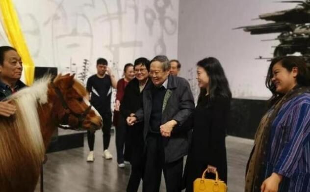 97岁杨振宁与娇妻翁帆甜蜜同框，翁帆望着杨振宁眼神中满是深情