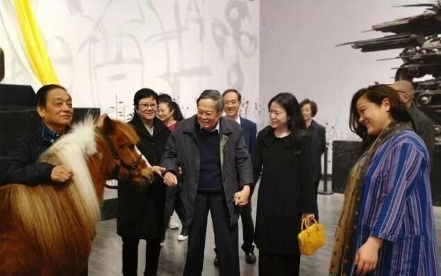 97岁杨振宁与娇妻翁帆甜蜜同框，翁帆望着杨振宁眼神中满是深情