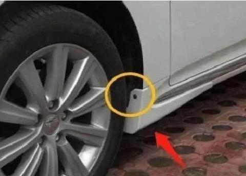 汽车轮胎旁有一个小孔，用法简单却能起到很大作用，别傻乎乎不用