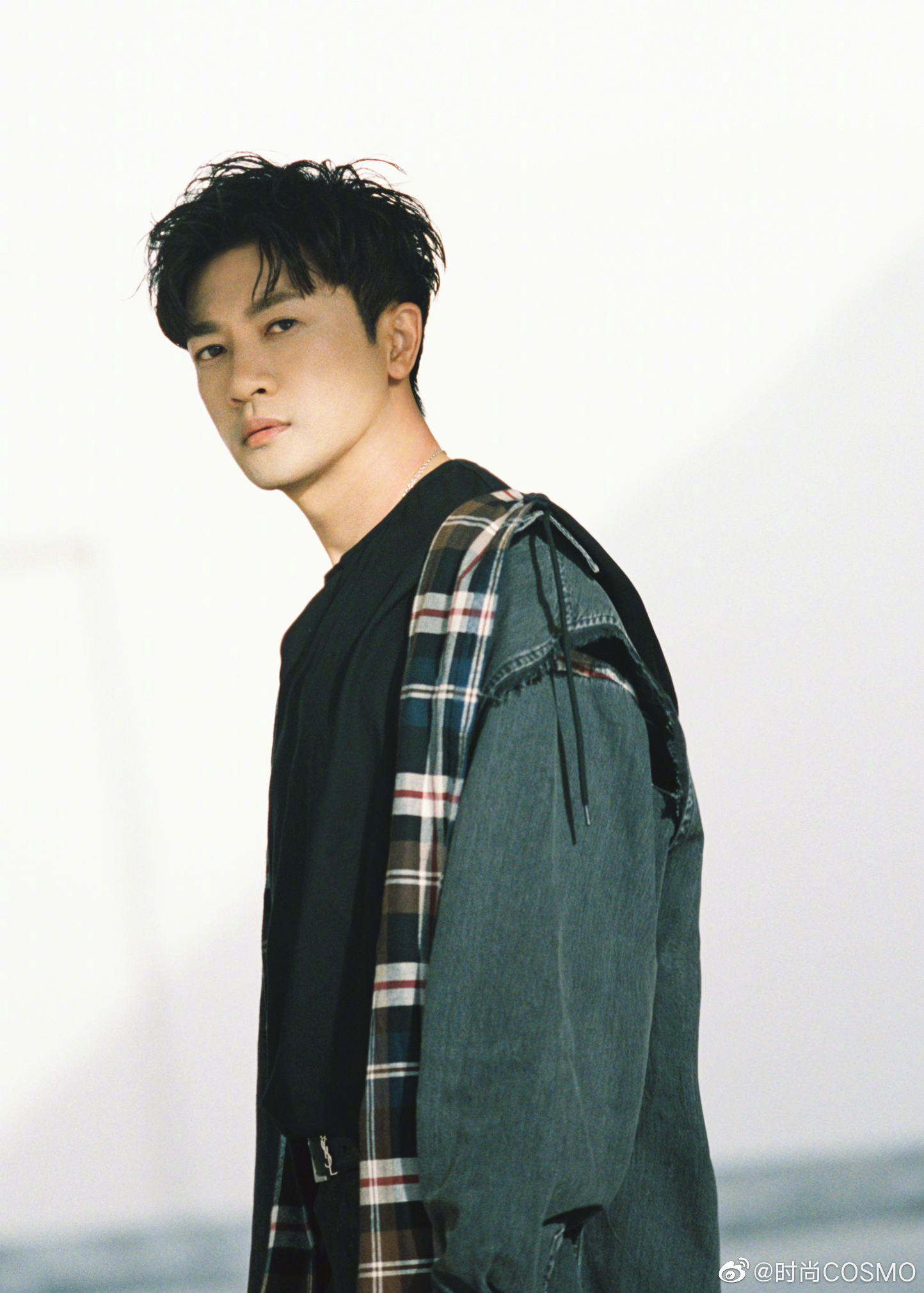 @蘇有朋 身着牛仔格纹拼接外套内搭黑色宽松T恤现身节目