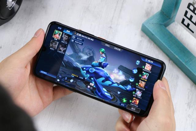 软硬相结合，iQOO KPL赛场首秀惊艳，最强游戏手机诞生