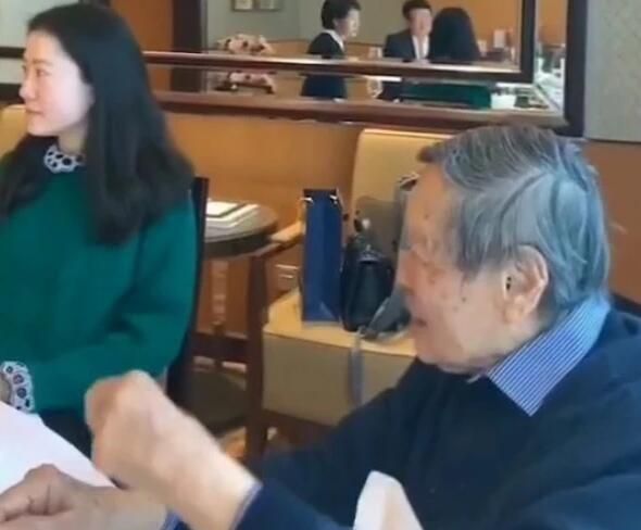 97岁杨振宁与娇妻翁帆甜蜜同框，翁帆望着杨振宁眼神中满是深情