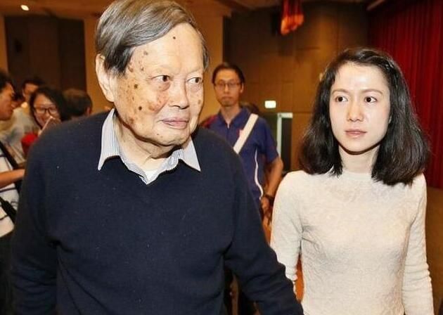 97岁杨振宁与娇妻翁帆甜蜜同框，翁帆望着杨振宁眼神中满是深情