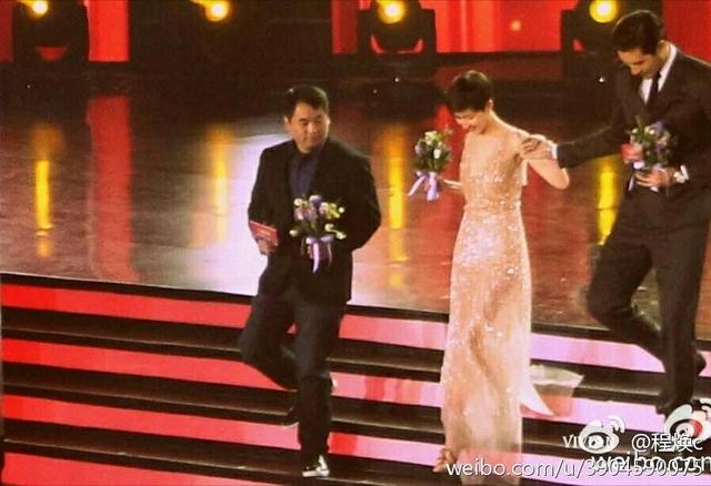 2016年国剧盛典，台下的高以翔，温柔到让人心痛......