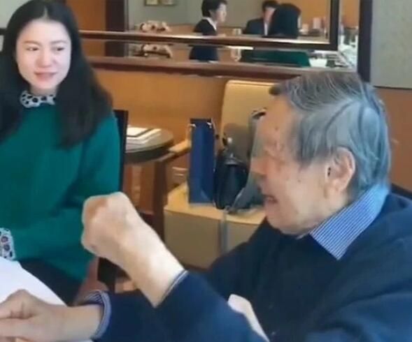 97岁杨振宁与娇妻翁帆甜蜜同框，翁帆望着杨振宁眼神中满是深情