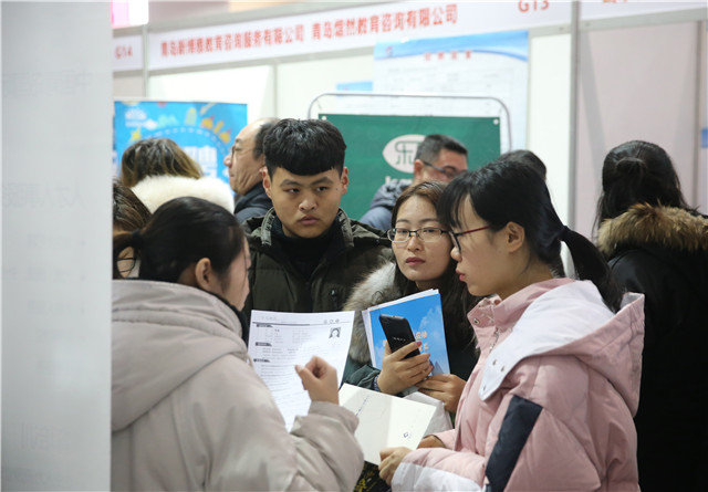 父母代投简历!青岛这场大型招聘会火了!