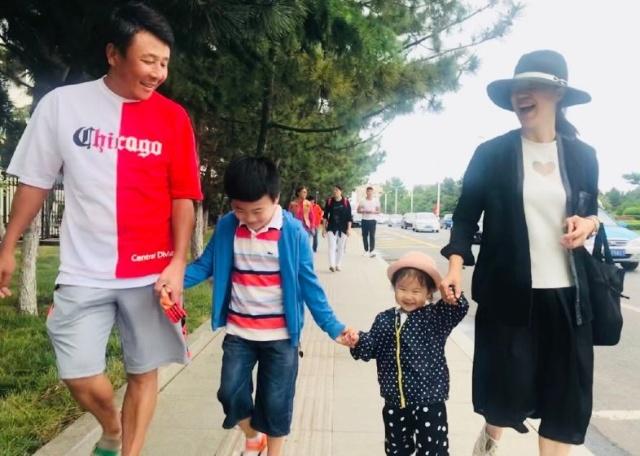 不仅会下厨,郭斌还为女儿扎辫子,王楠在一旁欣赏
