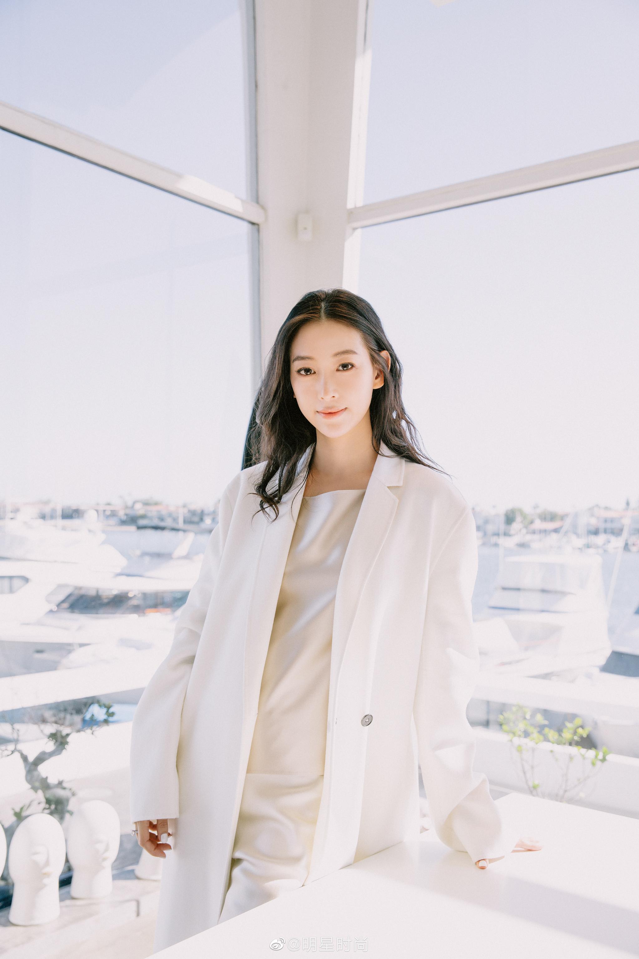 知名双语主持人温雅定居美国，婚后和爱人幸福甜蜜，状态超好