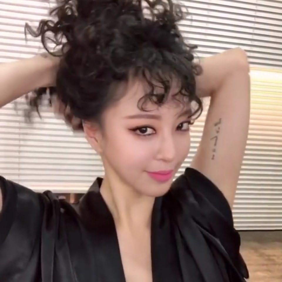韩艺瑟 | 冷白皮美女轻松驾驭死亡芭比粉