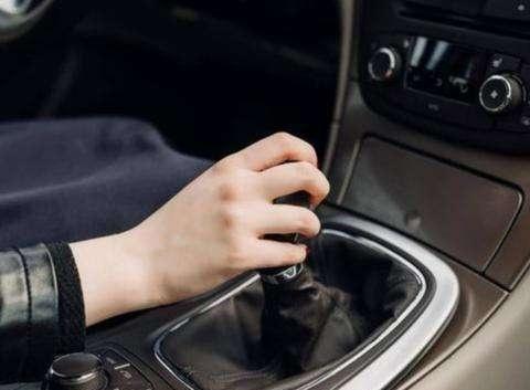 冬天开车，还是点火直接走？老司机：这3步不做，等着修车