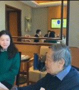 97岁杨振宁与娇妻翁帆甜蜜同框，翁帆望着杨振宁眼神中满是深情