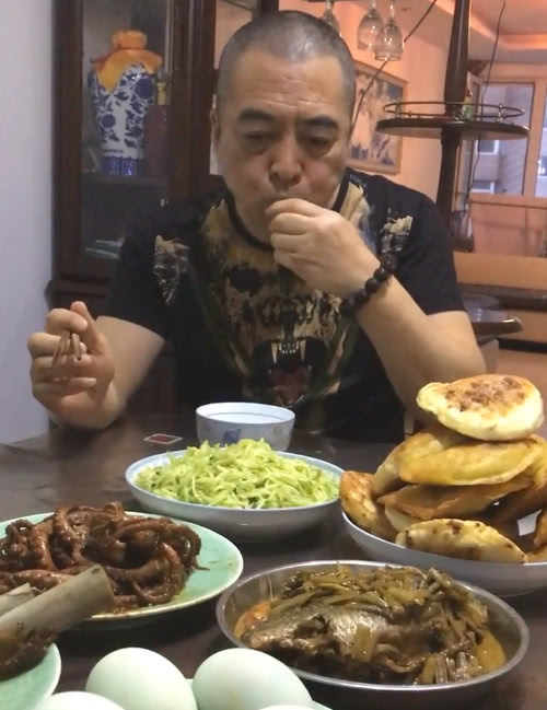 这个东北大哥吃饭太费葱了,一口菜配一根葱,一顿得吃一盘葱