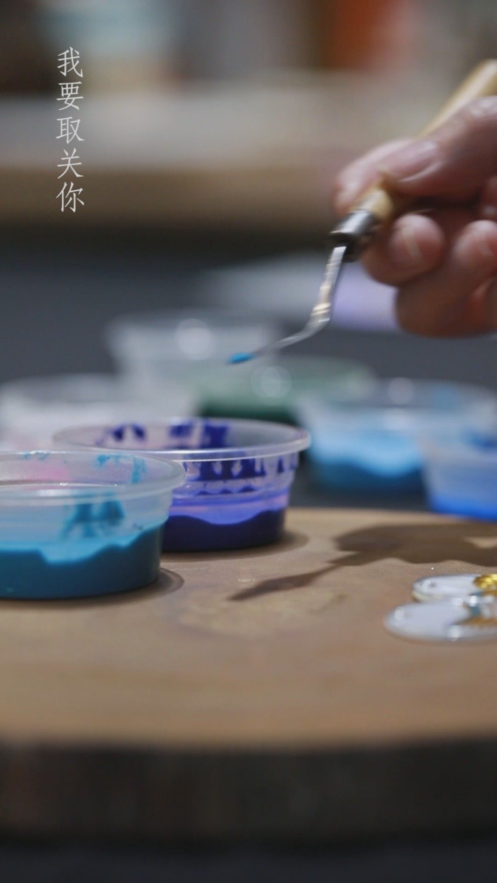 珐琅是中国著名的传统手工艺品，岩彩是指用粗细颗粒的天然矿石绘画|绘画_新浪新闻