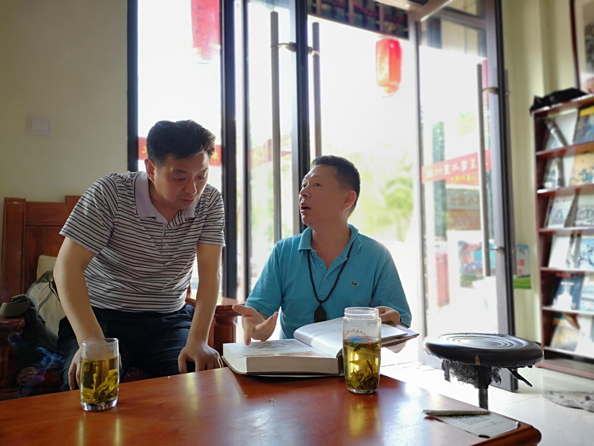 扬州市文联副主席朱洪林，今天下午专程莅临扬州画派书画院指导工作