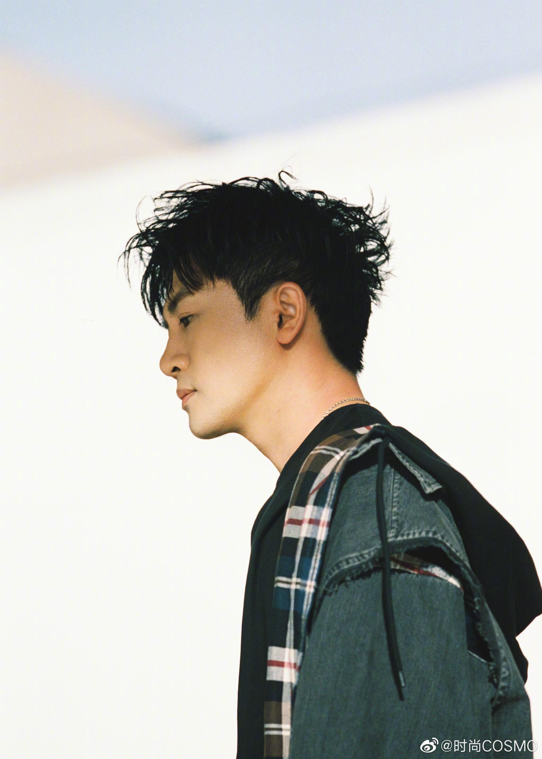 @蘇有朋 身着牛仔格纹拼接外套内搭黑色宽松T恤现身节目