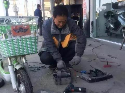 电动车不存电就换电瓶？维修师：几块钱就多骑3年，何须..