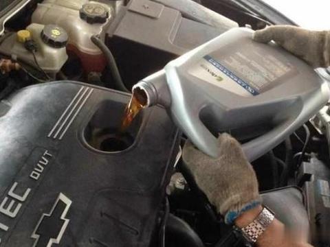 给汽车更换机油时，提醒修车师傅注意这几点，能有效的避免被坑！