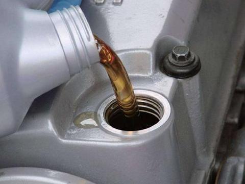 机油应该多久要更换一次？聪明人都这样计算，保养费用省一半