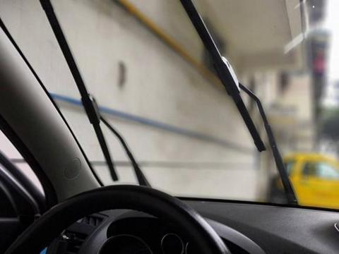 汽车雨刮有异响还刮不干净，别傻傻跑去修车了，师傅教你一招解决