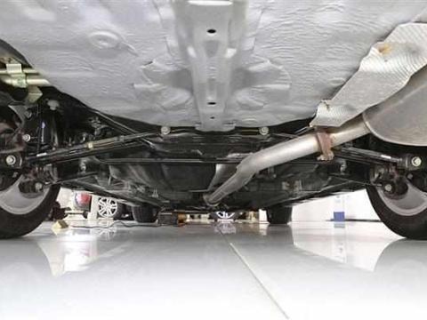 新车别着急上路，在底盘装上先这个小东西，汽车可以多开几年