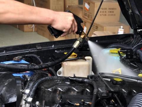 发动机落灰该咋办？毛巾擦水枪冲麻烦还危险，这个“土招”最方便