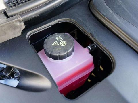 汽车防冻液少了是换还是加？很多人没有搞清楚，正在毁车