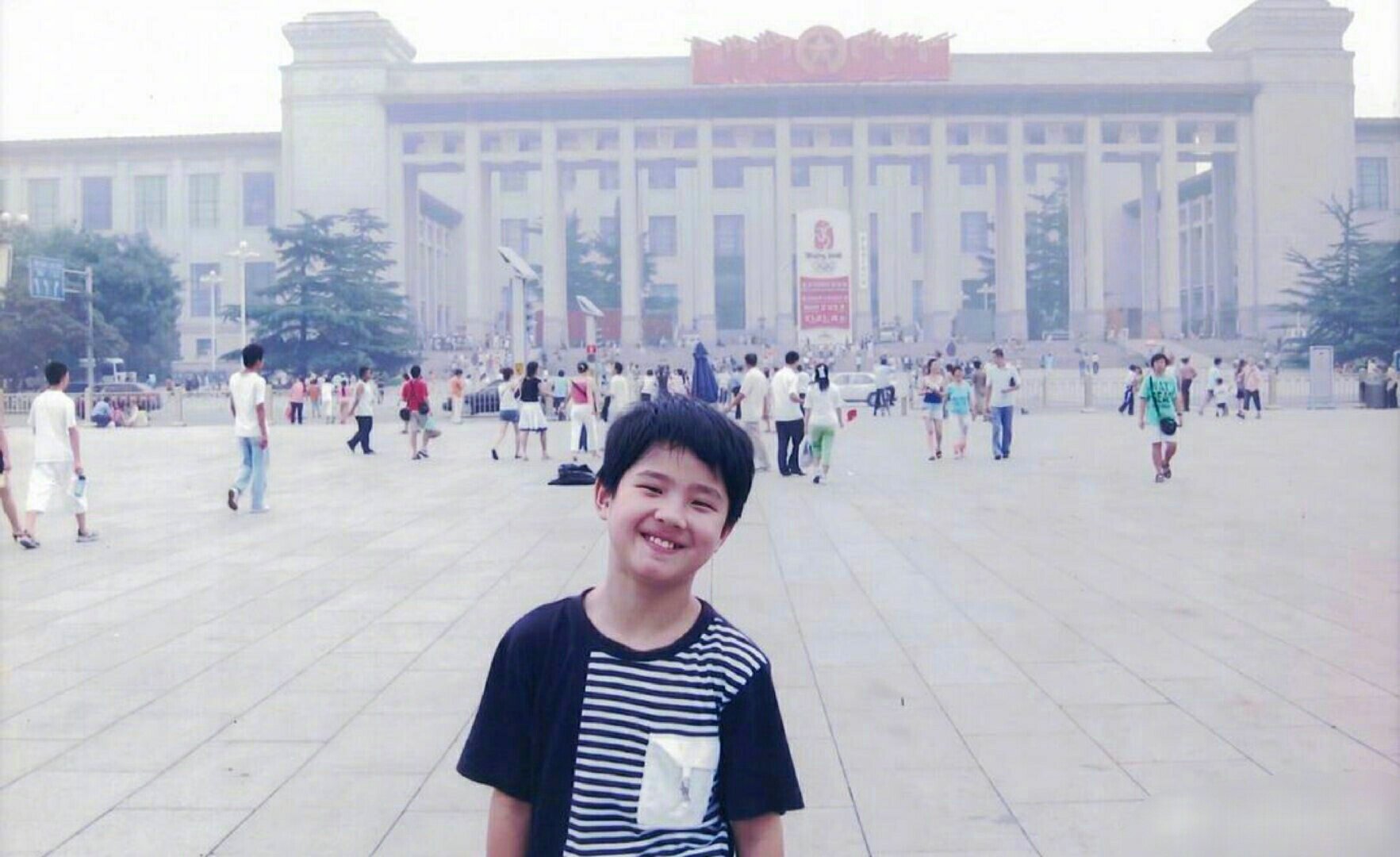 刘昊然把头像换成了小时候在天安门前手拿小红旗的照片