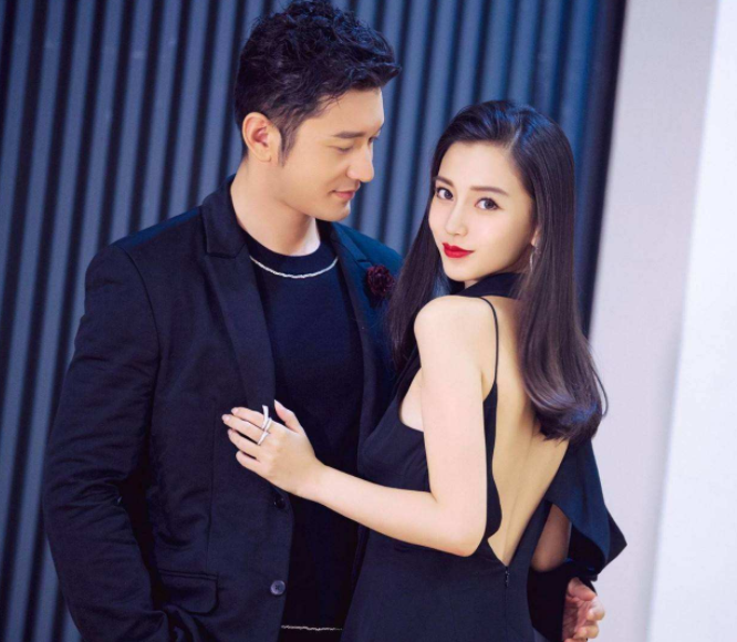 黄晓明夫妇同框合影,十指相扣却貌合神离,脸上表情暴露感情现状