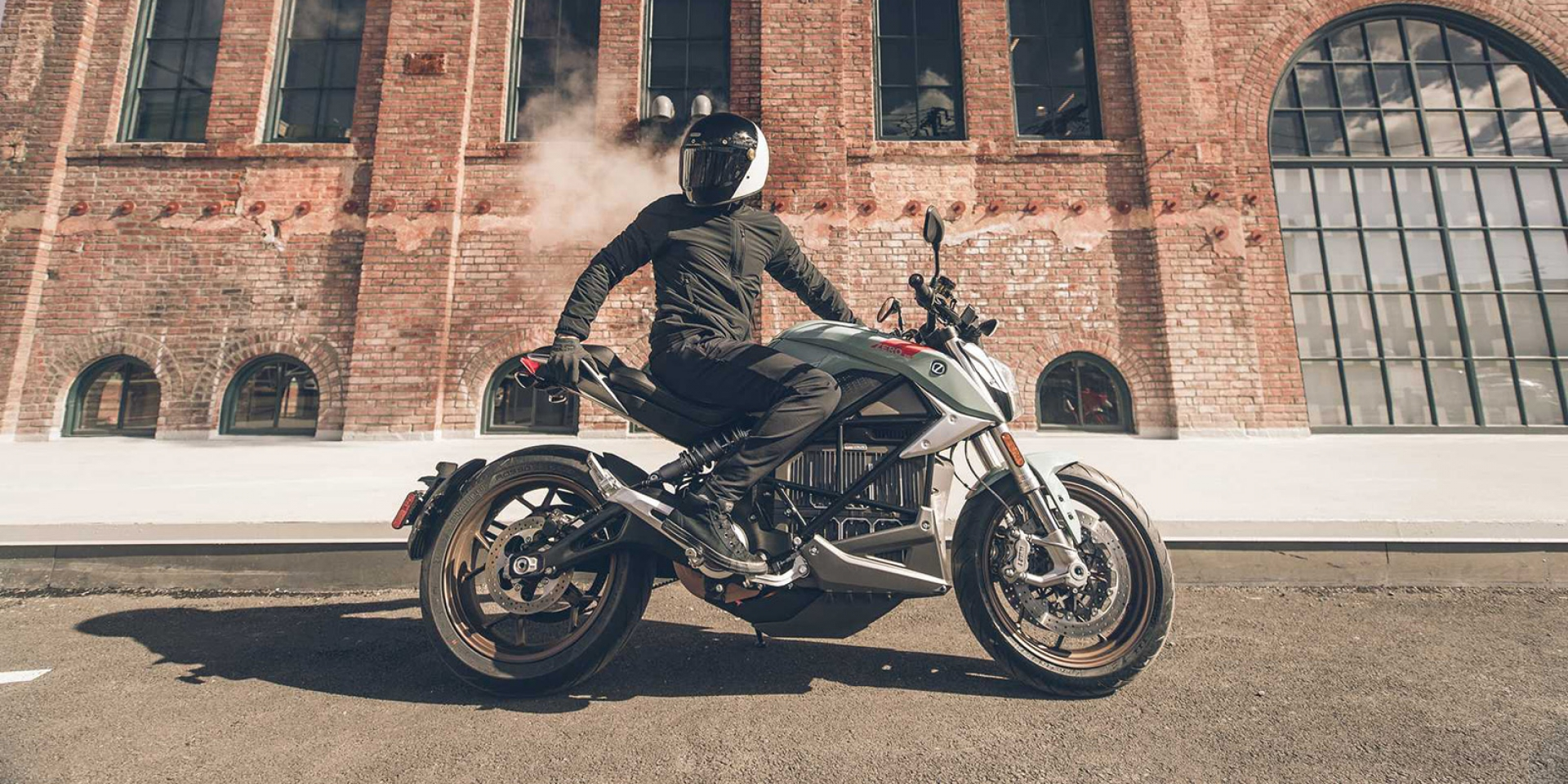 续航里程突破300公里，一小时快充电动摩托车Zero发布