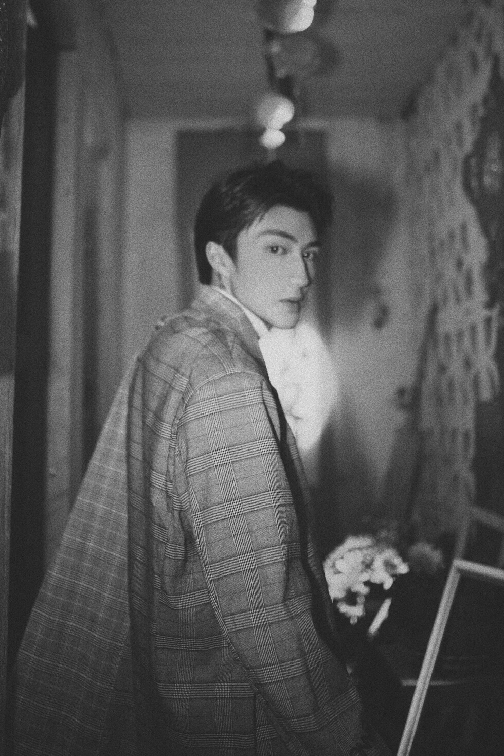 为人民服务的陈地痞以艰苦奋斗为荣!以骄奢淫