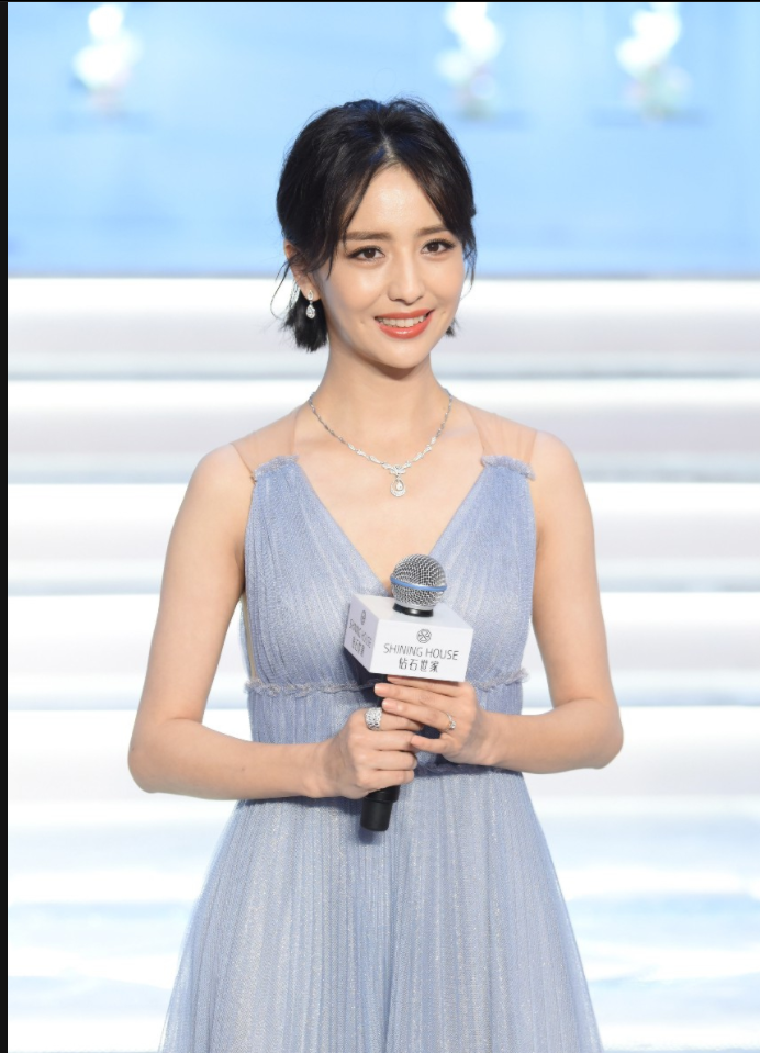 佟丽娅一袭蓝色长裙出席活动 尽显柔美气质仙女造型满分