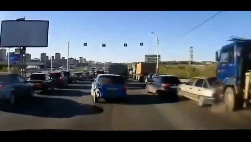 重型卡车陷入泥中，看它如何脱困，这动力没的说